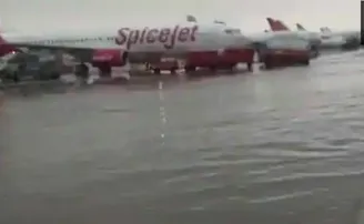 ବିମାନ ବନ୍ଦରରେ ବନ୍ୟା, ରନୱେରେ ଲହଡ଼ି ଭାଙ୍ଗୁଛି ବର୍ଷା ପାଣି