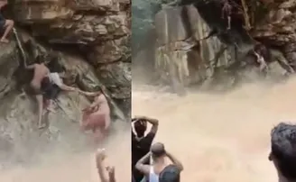 ଝରଣାରେ ଗାଧଉଥିଲେ ମା'-ଝିଅ, ହଠାତ୍‌ ମାଡ଼ି ଆସିଲା ଭୟଙ୍କର ବନ୍ୟା