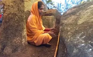 ଘଞ୍ଚ ଜଙ୍ଗଲରେ ଚାରିଦିନ ଧରି ତପସ୍ୟା କରୁଛନ୍ତି ମହିଳା, ଆଉ କହୁଛନ୍ତି...