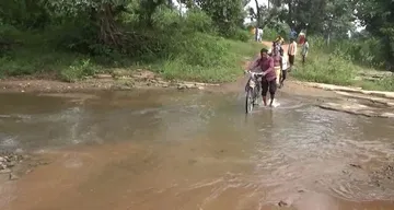 ‘ଇଲେକ୍ସନ ସରିଲେ ରିଲେସନ କାଟି ଦିଅନ୍ତି ନେତା’