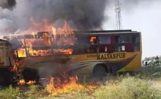 ଦୁର୍ଘଟଣା ପରେ ହୁହୁ ହୋଇ ଜଳିଗଲା ବସ୍‌, ୧୨ ଜଣ ଜୀବନ୍ତ ଦଗ୍ଧ