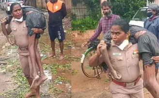 ଅଚେତ ଯୁବକଙ୍କୁ କାନ୍ଧରେ ବୋହି ନେଲେ ମହିଳା ଇନ୍‌ସ୍ପେକ୍ଟର