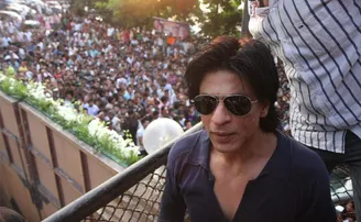 ଶାହରୁଖ @56, 'ମନ୍ନତ' ବାହାରେ ପ୍ରବଳ ଭିଡ