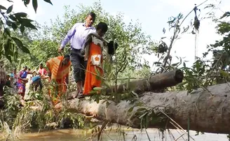 ପୋଲ ନାହିଁ, କାଠଗଣ୍ଡି ଭରସା