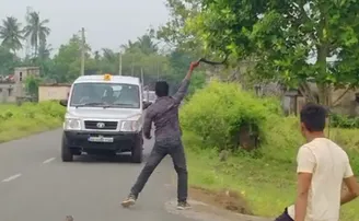 କେନ୍ଦ୍ରମନ୍ତ୍ରୀଙ୍କ ଗାଡ଼ି ଉପରକୁ ଅଣ୍ଡାମାଡ଼