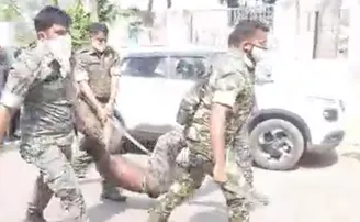 କିଏ କାହାକୁ ନାଲିଆଖି ଦେଖାଇଲା? ମାଡ଼ ମାରି ଉଠାଇନେଲା ପୁଲିସ୍