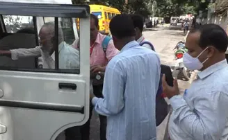 ନିଜ ଗାଡ଼ିରେ ରାସ୍ତାକଡରୁ ବୃଦ୍ଧଙ୍କୁ ହସ୍ପିଟାଲ ନେଲେ ଉପଜିଲ୍ଲାପାଳ