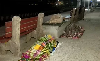 କାହା ସ୍ୱାର୍ଥରେ ଚାଲିଛି ରାତ୍ରି ଆଶ୍ରୟସ୍ଥଳୀ? ସବୁ ରୁମ୍‌ ଫାଙ୍କା, ରାସ୍ତାକଡ଼ରେ ଶୋଉଛନ୍ତି ନିରାଶ୍ରୟ