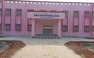 ଆଦର୍ଶ ବିଦ୍ୟାଳୟର ଦୁର୍ଦ୍ଦଶା: ଦୁଇ ବର୍ଷ ହେଲାଣି କାମ ସରୁନି, କାନ୍ଥ ଫାଟି ଆଁ କଲାଣି