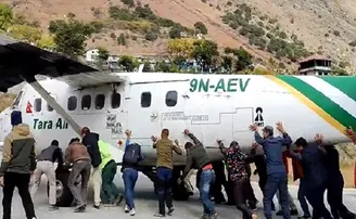 ଫାଟିଗଲା ଟାୟାର, ଠେଲି ଠେଲି ବିମାନକୁ ନେଲେ