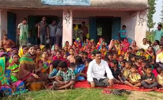 ଅଙ୍ଗନବାଡି କେନ୍ଦ୍ର ସ୍ଥାନାନ୍ତର ବନ୍ଦ କର, ନହେଲେ ଆମରଣ ଅନଶନ କରିବୁ