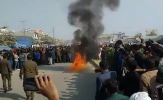 ବିଚ୍ ରାସ୍ତାରେ ଗୋଡ଼-ହାତ ବାନ୍ଧି ଜାଳିଦେଲେ, ଭିଡିଓ ଭାଇରାଲ୍