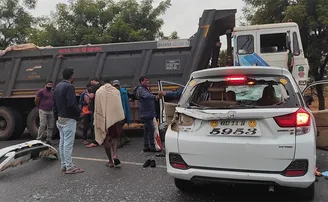 ୨ଟି ଦୁର୍ଘଟଣା: ହାଇୱାରେ ପିଟି ହେଲା କାର୍‌, ସ୍କୁଟି ଉପରେ ଚଢ଼ିଗଲା ହାଇୱା