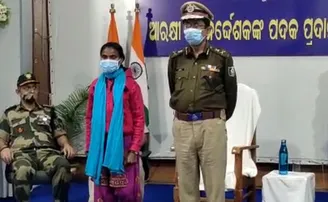 ହିଂସା ବାଟ ଛାଡ଼ି ଆତ୍ମସମର୍ପଣ କଲେ ମହିଳା ମାଓବାଦୀ