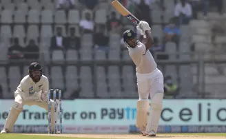 ଚୌକା ମାରି ଶତକ ପୂରଣ କଲେ ମୟଙ୍କ