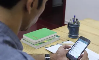 କ୍ଲାସ୍ ରୁମରେ ଶିକ୍ଷକ-ଶିକ୍ଷୟିତ୍ରୀଙ୍କୁ ମୋବାଇଲ ମନା!