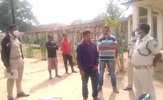 ମନ୍ଦିର ବାହାରେ ନବବିବାହିତାଙ୍କୁ ବନ୍ଧୁକ ଦେଖାଇ ଲୁଟ୍