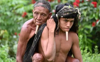 ଟିକା ପାଇଁ ବାପାକୁ ୧୨ ଘଣ୍ଟା ପିଠିରେ ବୋହିଲା ପୁଅ