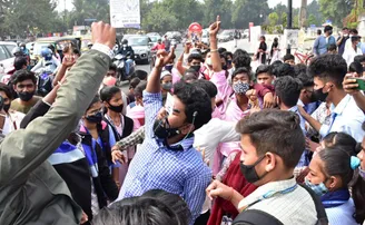 ଗର୍ଜିଲେ ଯୁକ୍ତ ୨ ଛାତ୍ରଛାତ୍ରୀ, କହିଲେ-ପରୀକ୍ଷା ବାତିଲ କର