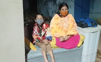 ସ୍ୱାମୀ ଘର ଆଗରେ ପୁଅକୁ ଧରି ଧାରଣାରେ ବସିଲେ ସ୍ତ୍ରୀ