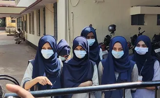 ହିଜାବ ବିବାଦ: ପିଟିସନ ଦାଖଲ କରିଥିବା ଛାତ୍ରୀଙ୍କ ଭାଇଙ୍କୁ ଆକ୍ରମଣ