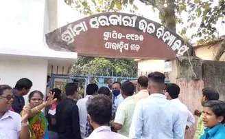 ଭୋଟ୍‌ ପରେ ବୁଥ୍‌ରେ ପଶିଲେ ବିଜେଡି ପ୍ରାର୍ଥୀ! ପୋଲିଂ ପାର୍ଟିକୁ ଅଟକାଇଲେ ଲୋକେ