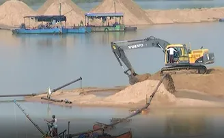 ଲୁଟ୍‌ ହେଉଛି ନଈ ବାଲି!