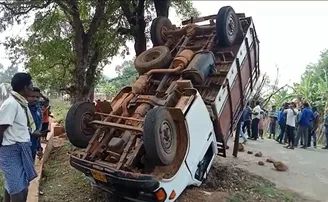 ଗଛରେ ପିଟି ହୋଇ ଓଲଟି ପଡ଼ିଲା ୪୦୭, ୩ ମୃତ