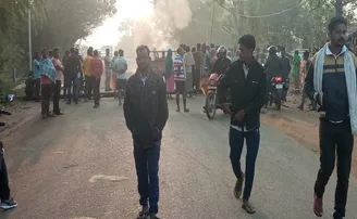 ରାସ୍ତା କଡ଼ରେ ଛିଡ଼ା ହୋଇଥିଲେ ମହିଳା, ପିଟି ଦେଲା ବାଇକ୍‌