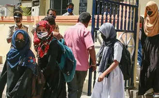 ସ୍କୁଲରେ ହିଜାବ ପିନ୍ଧିବାକୁ ବାରଣ, ଅଧାରୁ ପରୀକ୍ଷା ଛାଡି ଉଠିଗଲେ ଛାତ୍ରୀ