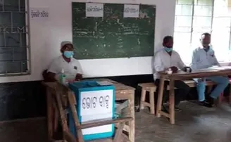 ଖାଁ ଖାଁ ବୁଥ୍‌, ଭୋଟରଙ୍କ ଅପେକ୍ଷାରେ ପୋଲିଂ ଅଧିକାରୀ