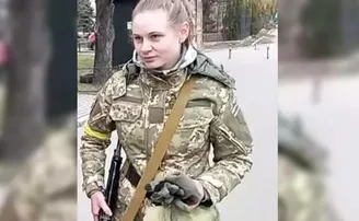 ଚାକିରି ଛାଡ଼ି ବନ୍ଧୁକ ଧରିଲେ ଏଲିନା, ରୁଷ ସୈନ୍ୟଙ୍କୁ ଦେଉଛନ୍ତି ଜବାବ