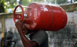 ଖାଉଟିଙ୍କ ଉପରେ ମହଙ୍ଗା ଛାଟ, ବଢ଼ିଲା ଘରୋଇ ଗ୍ୟାସ୍ ସିଲିଣ୍ଡର ଦର