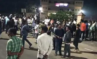  ଥାନାରେ ରାତି କାଟିଲେ ସମିତି ସଭ୍ୟ, ବାହାରେ ଅସମ୍ଭବ ଭିଡ଼