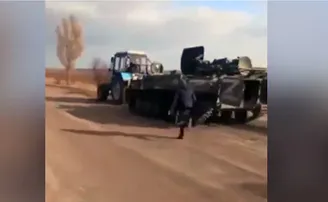 ରୁଷର ଯୁଦ୍ଧ ଟ୍ୟାଙ୍କକୁ ଟ୍ରାକ୍ଟରରେ ଟାଣି ନେଇଗଲେ ୟୁକ୍ରେନର ଚାଷୀ