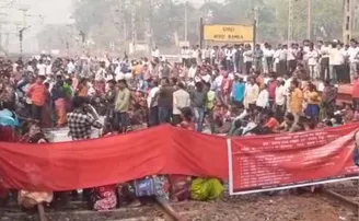 ଦାବି ଶୁଣିଲାନି ରେଳବାଇ, ଧାରଣାରେ ବସିଲେ ଶତାଧିକ ଲୋକ