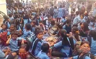 ଆମେ ଆମ ସ୍କୁଲରେ ହିଁ ପରୀକ୍ଷା ଦେବୁ, ନହେଲେ ଉଠିବୁନି