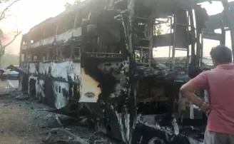 ନକ୍ସଲ ଲଗାଇଦେଲେ ନିଆଁ;  ଜଳି ପୋଡ଼ି ପାଉଁଶ ହେଲା ବସ୍‌