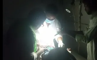 ଅନ୍ଧାରରେ ଚାଲୁଛି ଛୁରି, କତୁରି, କଇଁଚି; ମହମବତି ଆଲୁଅରେ ଅପରେସନ