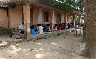 ବିପଦସଙ୍କୁଳ ଅବସ୍ଥାରେ ଶ୍ରେଣୀଗୃହ; ବାରଣ୍ଡାରେ ନହେଲେ ଗଛମୂଳେ ହେଉଛି ପାଠପଢ଼ା