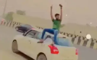 ଚଳନ୍ତା କାର୍‌ ଉପରେ ବସି ଷ୍ଟଣ୍ଟ ଦେଖାଇବା ନିଶା ଉତୁରିଗଲା