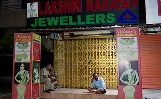 ରାତିରେ ମାତିଲେ ଲୁଟେରା, ବନ୍ଧୁକ ଦେଖାଇ ଲୁଟିନେଲେ ୬ ଲକ୍ଷର ସୁନା