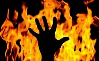 ଥାନା ସାମନାରେ ନିଜକୁ ଜାଳିଦେଲେ ଯୁବକ