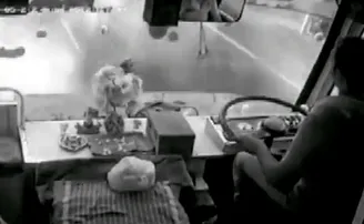 ଦୁଇ ବସ୍‌ ମୁହାଁମୁହିଁ ଧକ୍କା, କ୍ୟାମେରାରେ କଏଦ ହେଲା ଦୃଶ୍ୟ