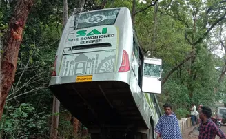 କେନାଲକୁ ଖସିଲା ଶାରଳା ବସ୍‌