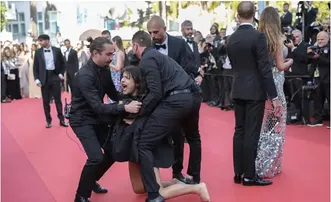 କାନ୍ସ ଫେଷ୍ଟିଭାଲରେ ଅର୍ଦ୍ଧନଗ୍ନ ୟୁକ୍ରେନୀୟ ଯୁବତୀଙ୍କ ଚିତ୍କାର: ଆମ ଉପରେ ରେପ୍ ବନ୍ଦ କର