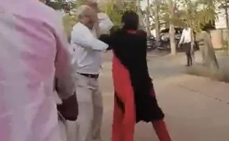 କୋର୍ଟ ପରିସରରେ ମହିଳାଙ୍କୁ ଗୋଡାଇ ଗୋଡାଇ ପିଟିଲେ ଓକିଲ