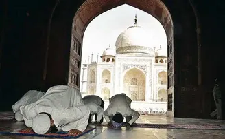 ତାଜମହଲ ପରିସରରେ ନମାଜ ପାଠ, ୪ ପର୍ଯ୍ୟଟକ ଗିରଫ