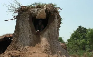 ଉଇହୁଙ୍କା ପରି ଦିଶୁଥିବା ଘରେ କଟୁଛି ବାର୍ଦ୍ଧକ୍ୟ, କାହା ପାଇଁ ଯୋଜନା!