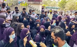 ପୁଣି ଫେରିଲା ହିଜାବ ବିବାଦ: ଶ୍ରୀରାମ ସେନା ମୁଖ୍ୟ ଓ ବିଜେପି ନେତାଙ୍କ ମୁଣ୍ଡ କାଟ ପାଇଁ ଇନଷ୍ଟା ପୋଷ୍ଟ!